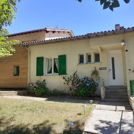 Chez Black And White בית הארחה