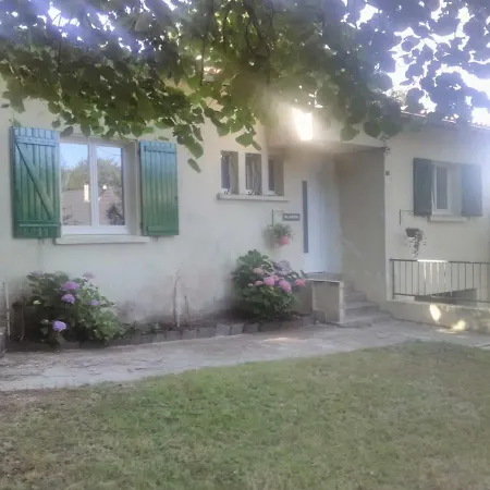 Chez Black And White בית הארחה Les Martys